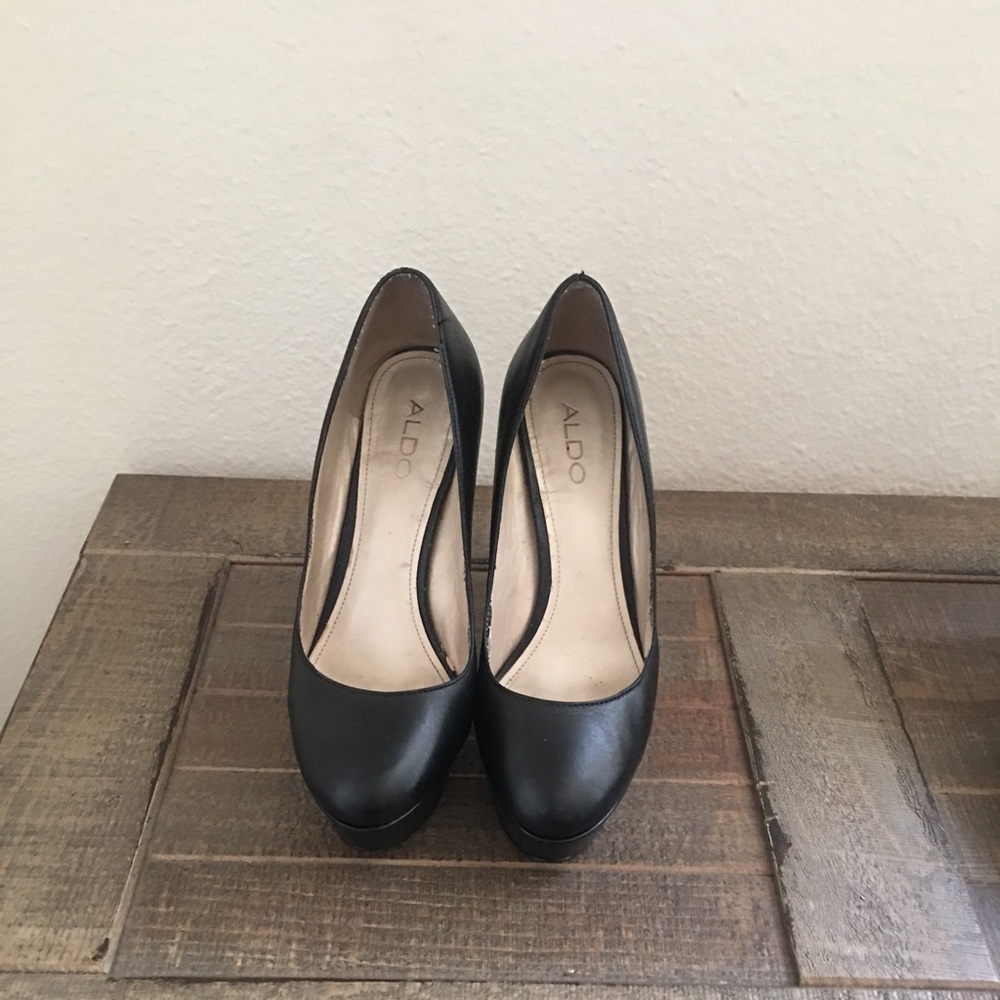 Black high heels size 8.  (5 inch or 12.7 cm 👠)